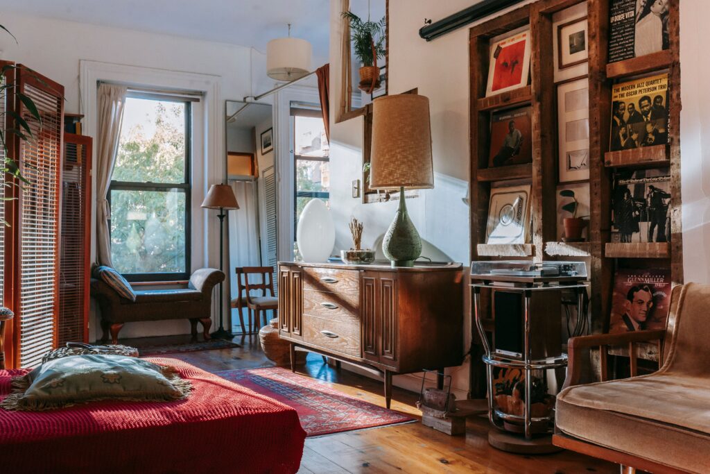 midcentury modern bedroom furniture providing inspo for renter-friendly bedroom ideas