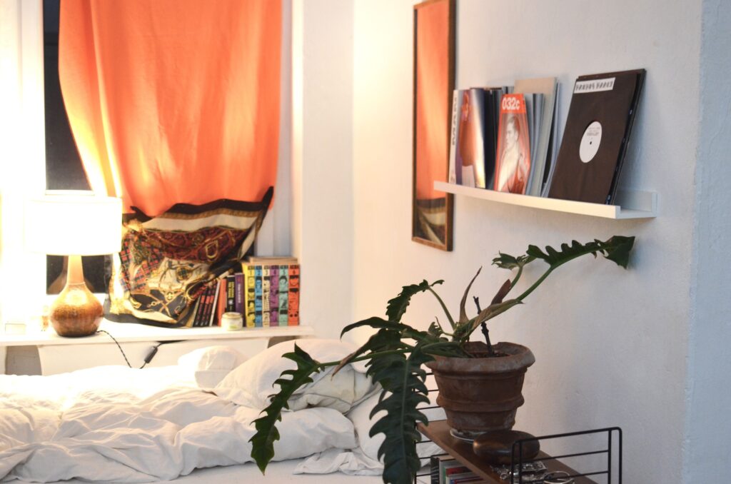 Cozy small bedroom providing inspiration for renter-friendly bedroom ideas